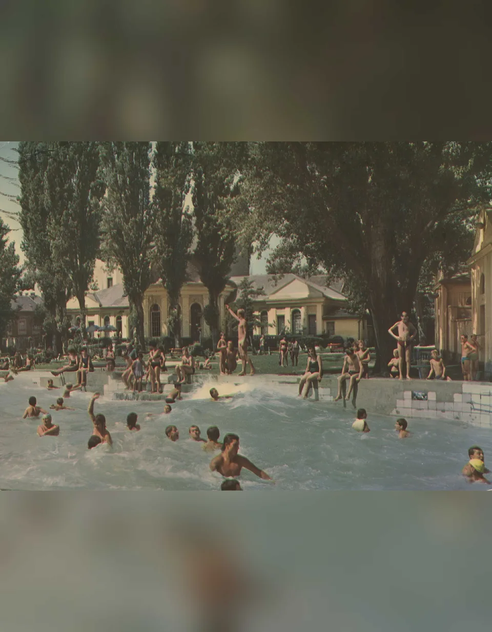 A pécsi Hullámfürdő Pécsett egy 1961 körül készült felvételen