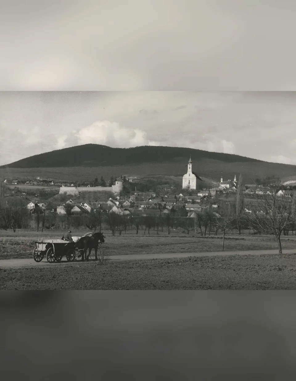 Pécsvárad látképe egy 1960 körül készült felvételen