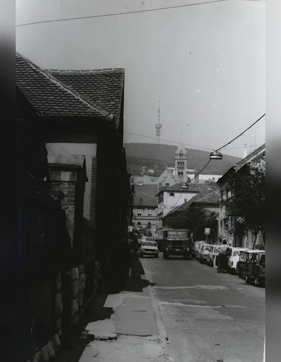 A Várady Antal utca Pécsett, a háttérben a székesegyházzal és a tévétornnyal, feltehetően az 1970-es években készült fényképen