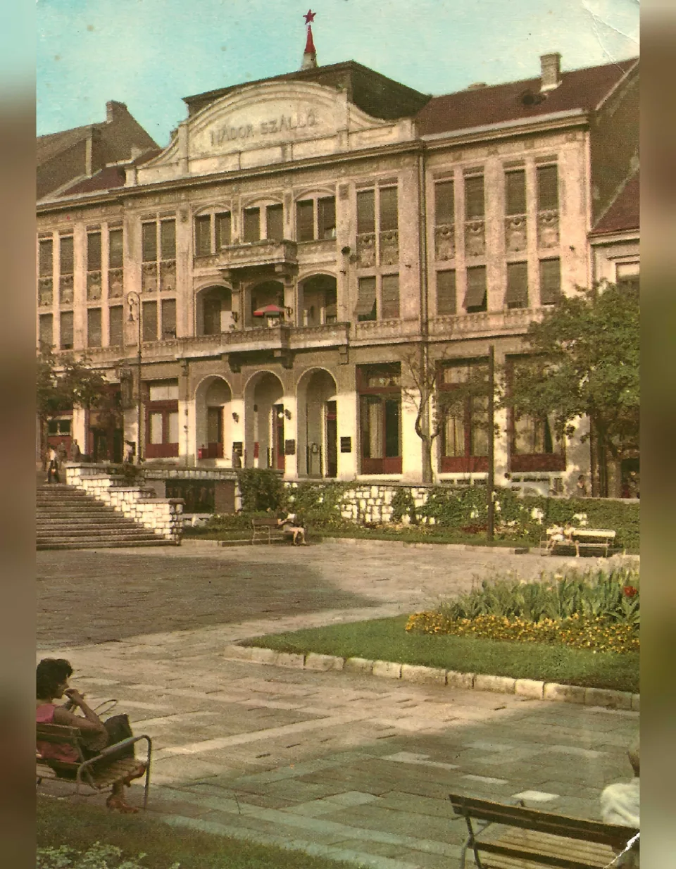 A pécsi Nádor Szálló a Széchenyi téren egy 1961 körül készült felvételen