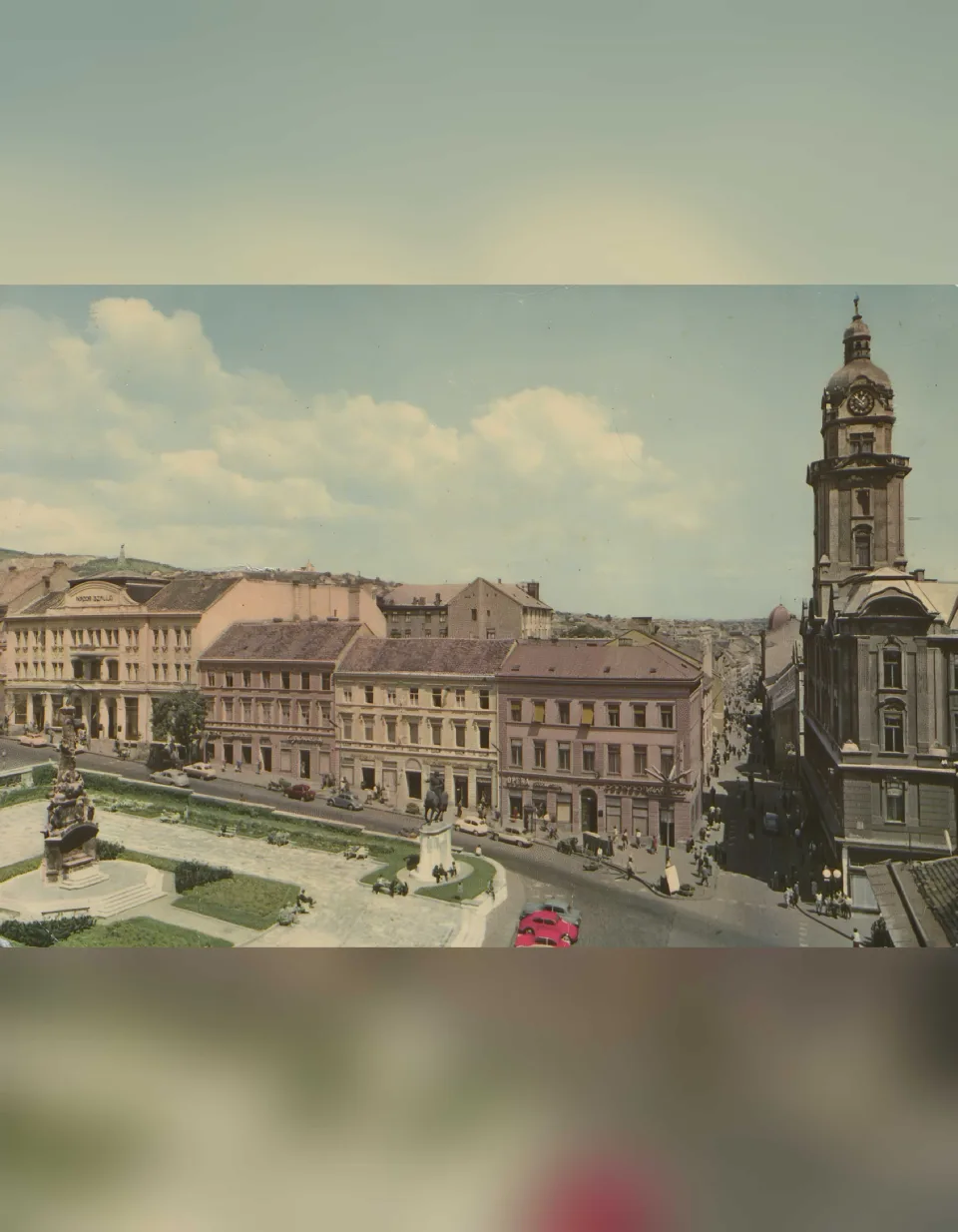 A pécsi Széchenyi tér a Hunyadi- és a Szentháromság-szoborral egy feltehetően 1965 körül készült fényképen